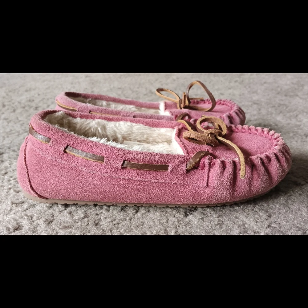 🩷 Minnetonka Girls Pink Leather Moccasins Slip On Faux Fur 1 Kids